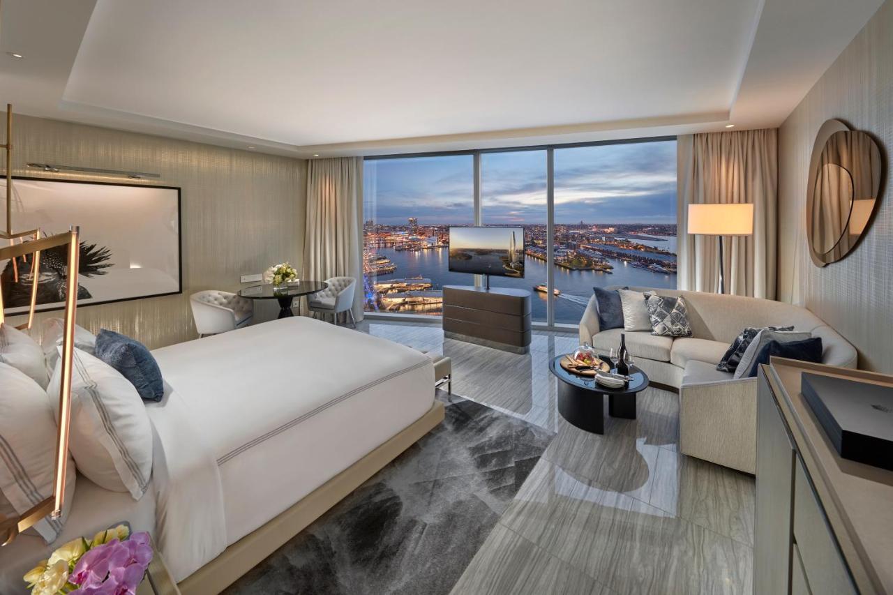 Crown Towers Sydney Hotel Eksteriør billede A guest room at the Four Seasons Hotel