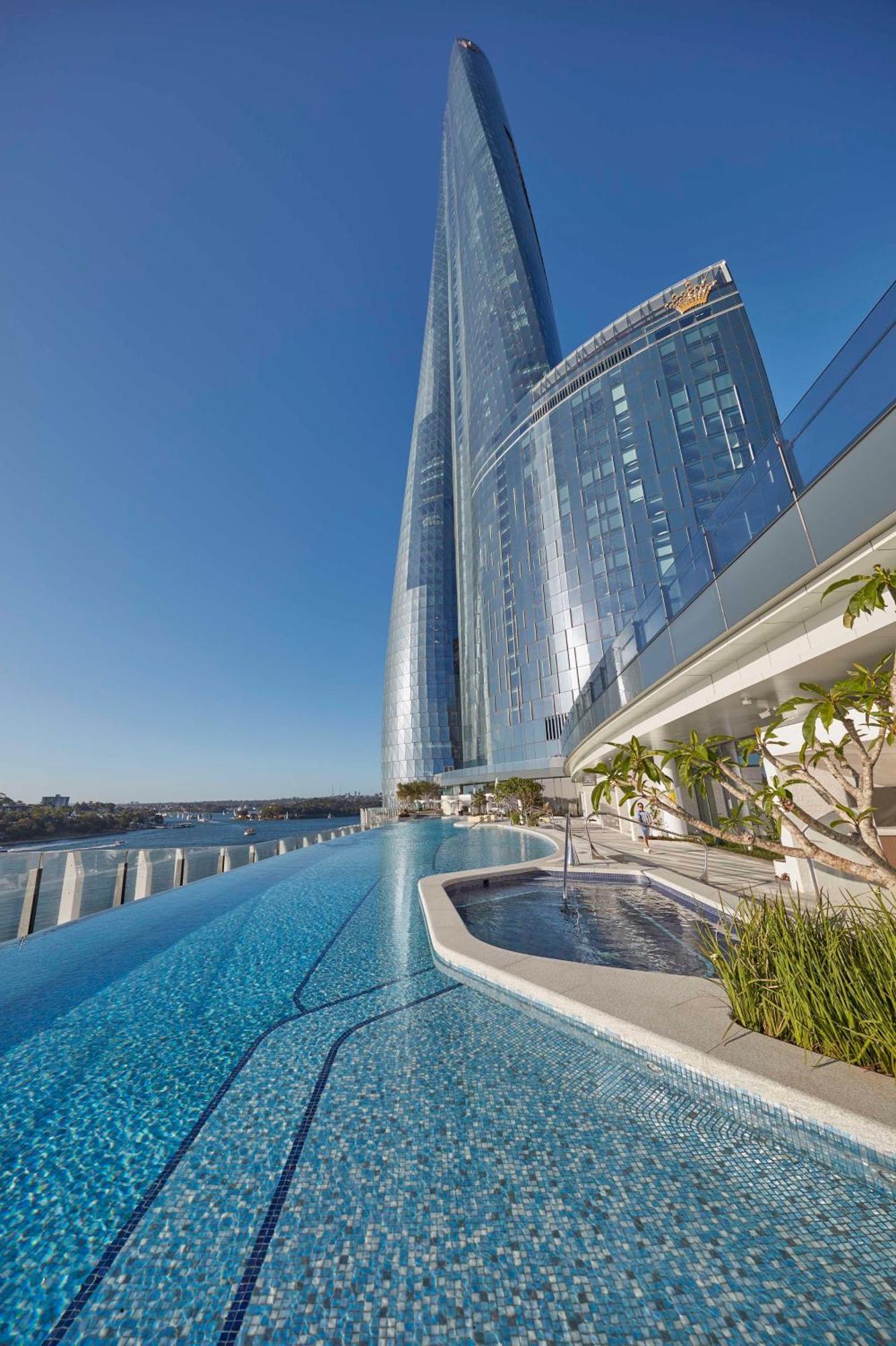 Crown Towers Sydney Hotel Eksteriør billede The pool at the top of the tower